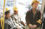 农民工坐公交遭老太嫌弃