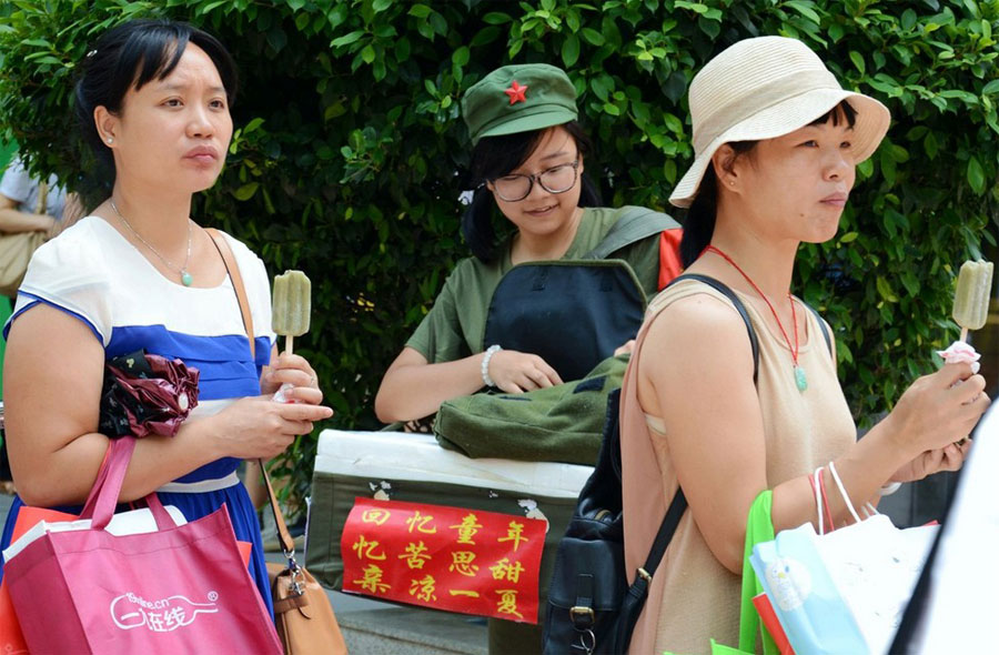 广州大学生红卫兵打扮街头卖冰棍(高清组图