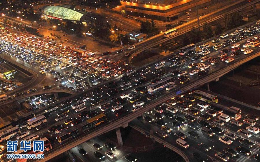 　9月22日傍晚，北京国贸桥各个方向车辆行驶都较为缓慢。当日是中国城市无车日，今年的活动主题是“绿色交通·清新空气”。根据北京交管部门的信息显示，中秋小长假后首个工作日、周末尾号不限行等多个因素叠加，导致“无车日”变成又一个拥堵日，局部地区甚至达到严重拥堵。根据北京市交通委的数据显示，18时25分晚高峰交通指数局部地区最高达到9.0，即严重拥堵。新华社记者 公磊 摄
