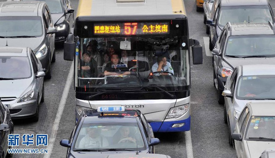 　9月22日，在北京双井桥附近，拥堵车流中的公交车无法前行。当日是中国城市无车日，今年的活动主题是“绿色交通·清新空气”。根据北京交管部门的信息显示，中秋小长假后首个工作日、周末尾号不限行等多个因素叠加，导致“无车日”变成又一个拥堵日，局部地区甚至达到严重拥堵。根据北京市交通委的数据显示，18时25分晚高峰交通指数局部地区最高达到9.0，即严重拥堵。新华社记者 李文 摄