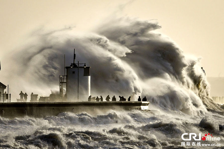 当地时间2014年1月6日，英国南威尔士，巨浪来袭。