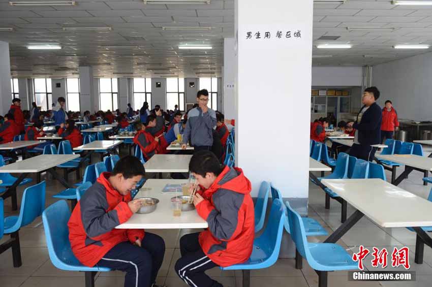 1月6日,内蒙古呼和浩特曙光学校食堂内,男女同学在各自区域就餐,左边是女生就餐区,右边为男生就餐区。据了解,该学校为加强初中、高中学生管理,培养学生就餐习惯,实行男女生分区域就餐。中新社发 刘文华 摄