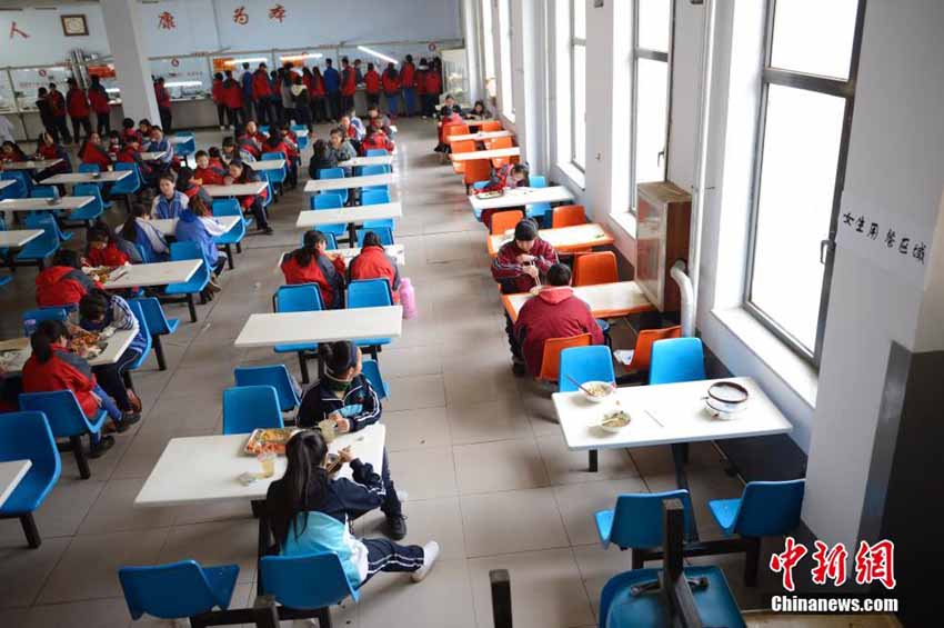 1月6日,內蒙古呼和浩特曙光學校食堂內,男女同學在各自區域就餐,左邊是女生就餐區,右邊為男生就餐區。據了解,該學校為加強初中、高中學生管理,培養學生就餐習慣,實行男女生分區域就餐。中新社發 劉文華 攝