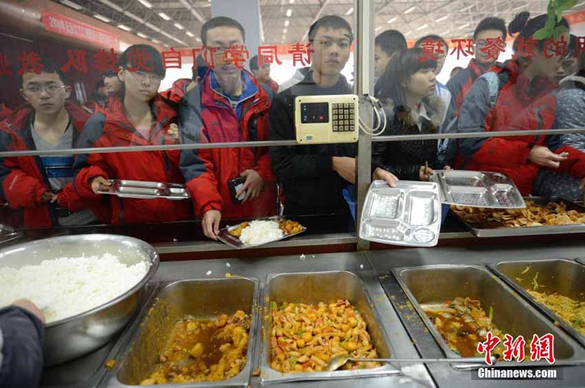 高清内蒙古一学校食堂实行男女学生分区就餐