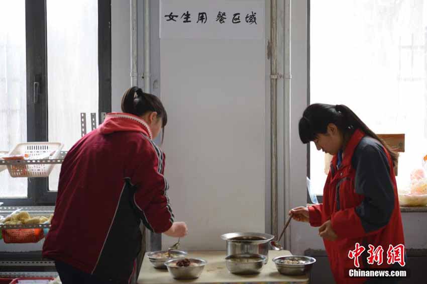 1月6日,內蒙古呼和浩特曙光學校食堂內,男女同學在各自區域就餐,左邊是女生就餐區,右邊為男生就餐區。據了解,該學校為加強初中、高中學生管理,培養學生就餐習慣,實行男女生分區域就餐。中新社發 劉文華 攝