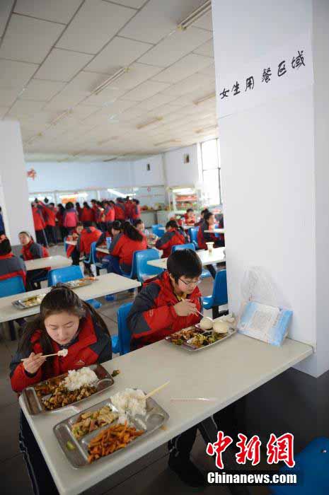 1月6日,內蒙古呼和浩特曙光學校食堂內,男女同學在各自區域就餐,左邊是女生就餐區,右邊為男生就餐區。據了解,該學校為加強初中、高中學生管理,培養學生就餐習慣,實行男女生分區域就餐。中新社發 劉文華 攝