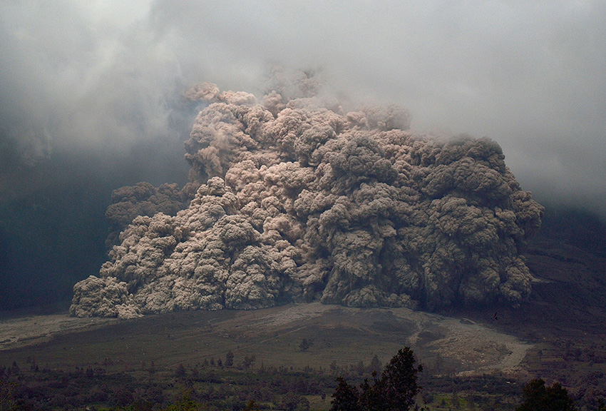 印尼锡纳朋火山连续喷发 致使2万人撤离(高清