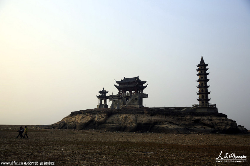 鄱阳湖持续极枯水位 湖心景观水落石出(高清