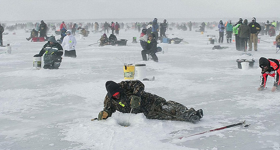 逾万美国人零下40度参加钓鱼比赛 冠军奖金15
