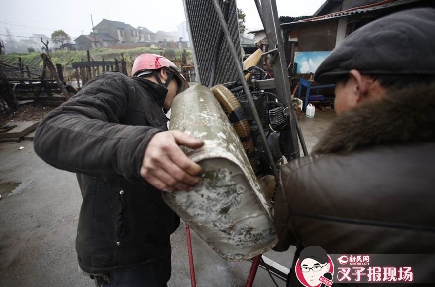 ��Ȼ�ɻ������ܷ������죬С�޻��ǽ�������Ѫ֮������Ƨ���ĵ�·�ϣ�������תת����һ����