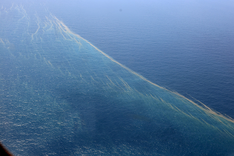 越南海军在马航客机失联海域实施搜救。3月9日从越南海军搜救直升机上拍摄的马航客机失联海域发现的疑似油污带。据越南《年轻人报》报道,越南当地时间9日下午2时45分,参与联合搜救的新加坡船只在土珠岛西南100公里海域发现一些漂浮物。越南海军搜救队当日立即前往发现漂浮物的海域,以进一步确认和调查。 新华社发