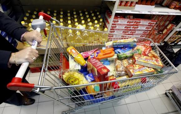 法国南部城市尼斯的一座超市中,一名购物者正推着购物车选购食品