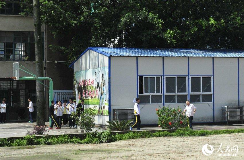5月20日，福州市中心的第十九中学。因为教学楼被鉴定为危房而拆除，新教学楼需要重新设计建设，但因拆迁问题新教学楼建设被搁置。张超晖/CFP