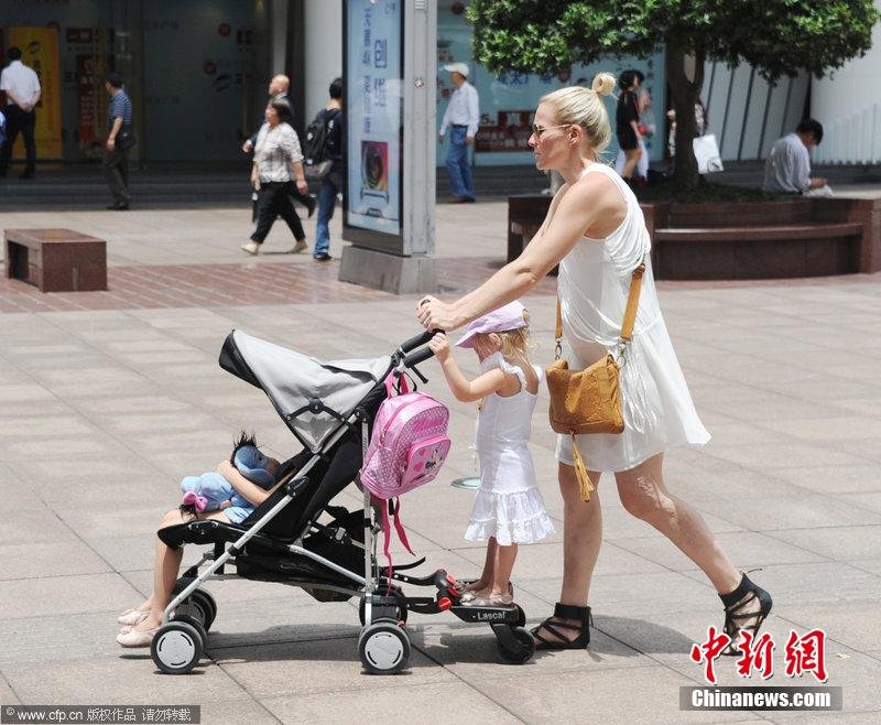 2014��5��27�գ��Ϻ���������´�33.2�棬��ͷ·�˷׷��Բ�ͬ�ķ�ʽ�������յ��˿���