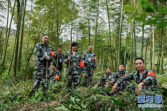 10月24日，贵州省赤水市葫市国有林场竹海工区的生态护林员在巡护任务途中休息合影。