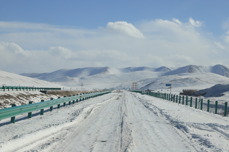 通往青海省玉樹州高速公路上的積雪