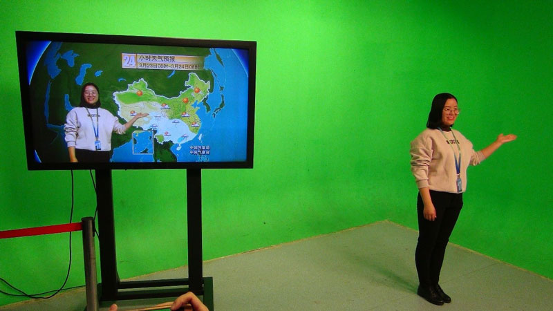 民眾在體驗模擬天氣預報演播廳。施麟 攝