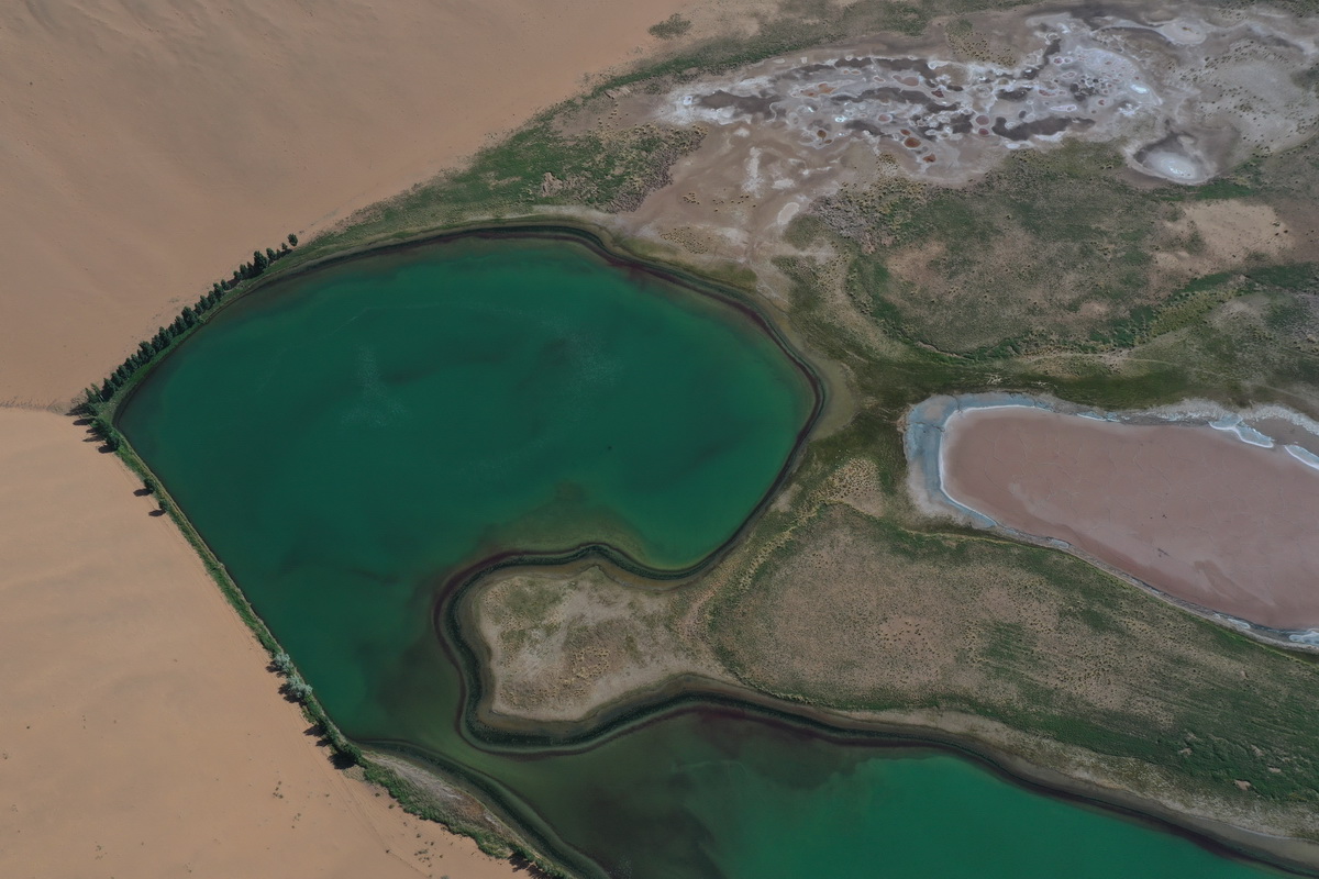 這是5月30日拍攝的巴丹吉林沙漠一處湖泊（無人機照片）。