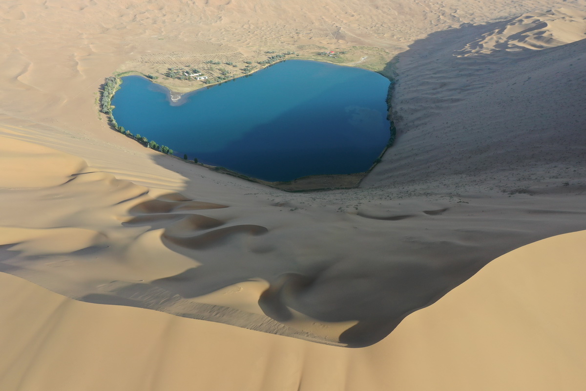 這是5月29日拍攝的巴丹吉林沙漠的諾爾圖湖（無人機照片）。