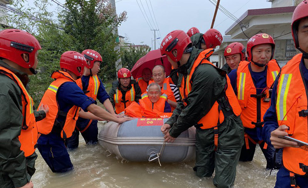 人民至上！河南消防營救疏散被困人員675人河南信陽多地因強降雨引發城鄉內澇，水深處可淹沒頭頂，大量群眾被困。
