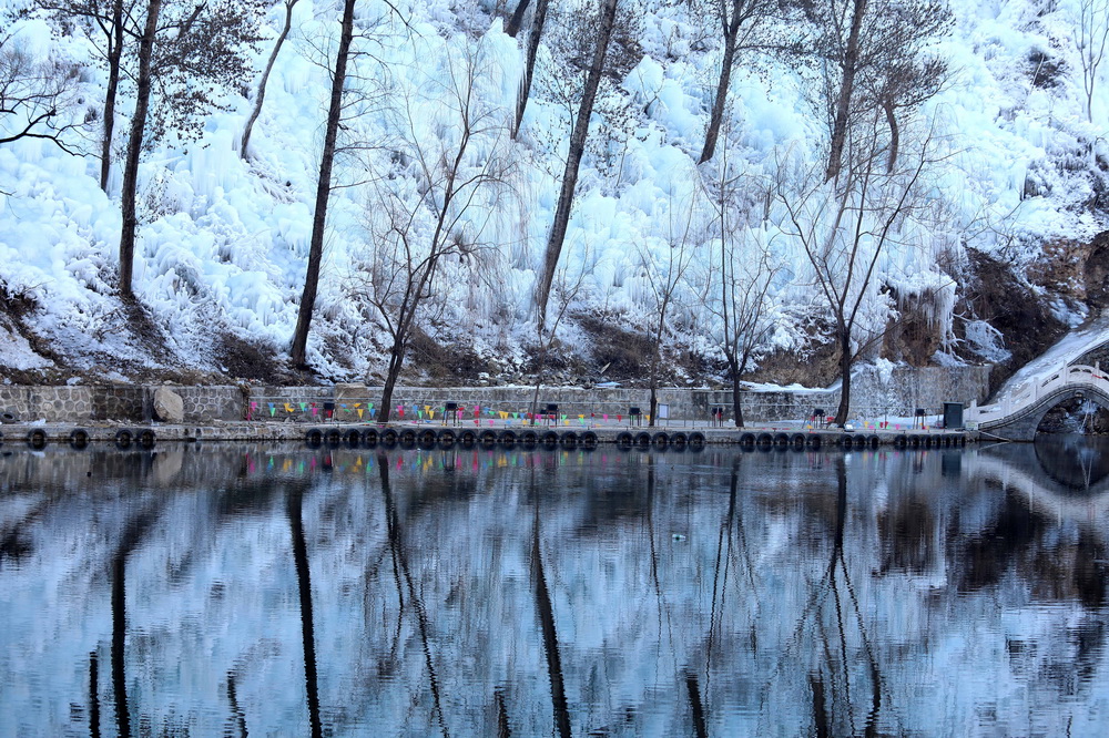 這是12月16日在河北省平山縣沕沕水景區拍攝的景觀。