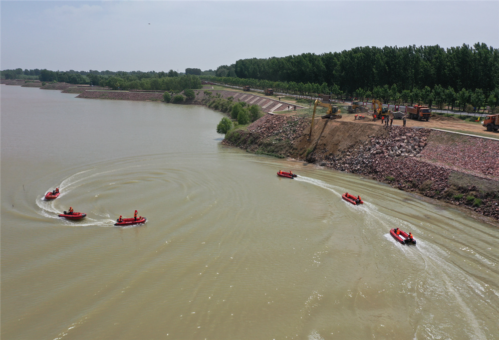 5月26日，黃河水利委員會組織開展2021年黃河防洪調度綜合演練。圖為開封消防支隊進行水上搜救演練。於瀾 林淵攝