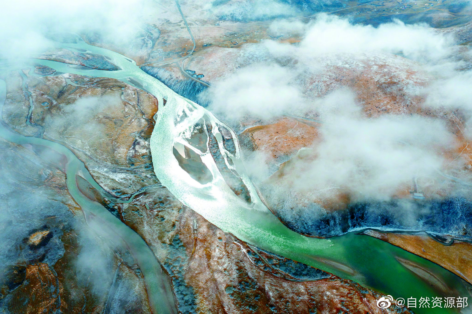 圖為位於四川省西部雅礱江河谷的新龍紅山丹霞地貌“雅礱秘境”。圖片來源：自然資源部官方微博 楊建 攝