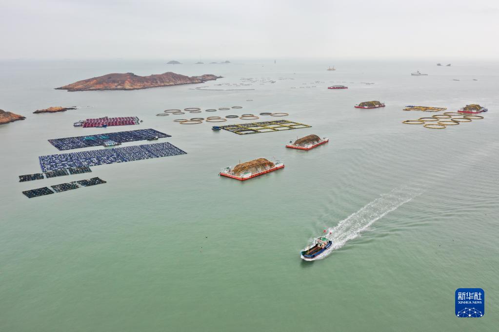 渔船驶过福建省连江县定海湾内深远海养殖平台和网箱、渔排养殖区。