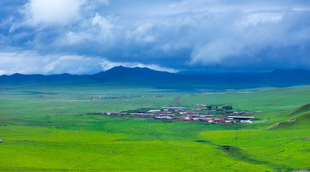 扎鲁特山地草原如诗如画