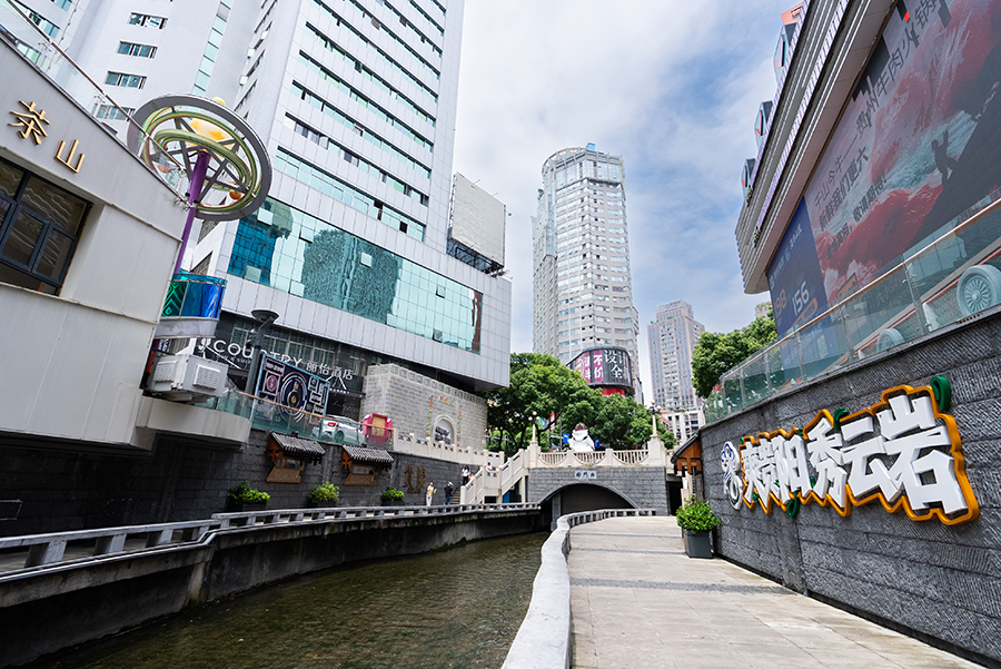 贯城河复涌，河道两岸“蝶变”。铺面精巧别致，背街小巷焕新升级，太平路街区气质变得既传统又新潮。图为太平路河段。涂敏 摄