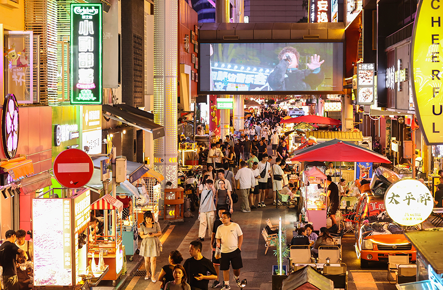 太平路开街以来，累计接待游客约2950万人次，累计营收5.9亿元。图为太平路街区夜生活场景。云岩区融媒体中心供图