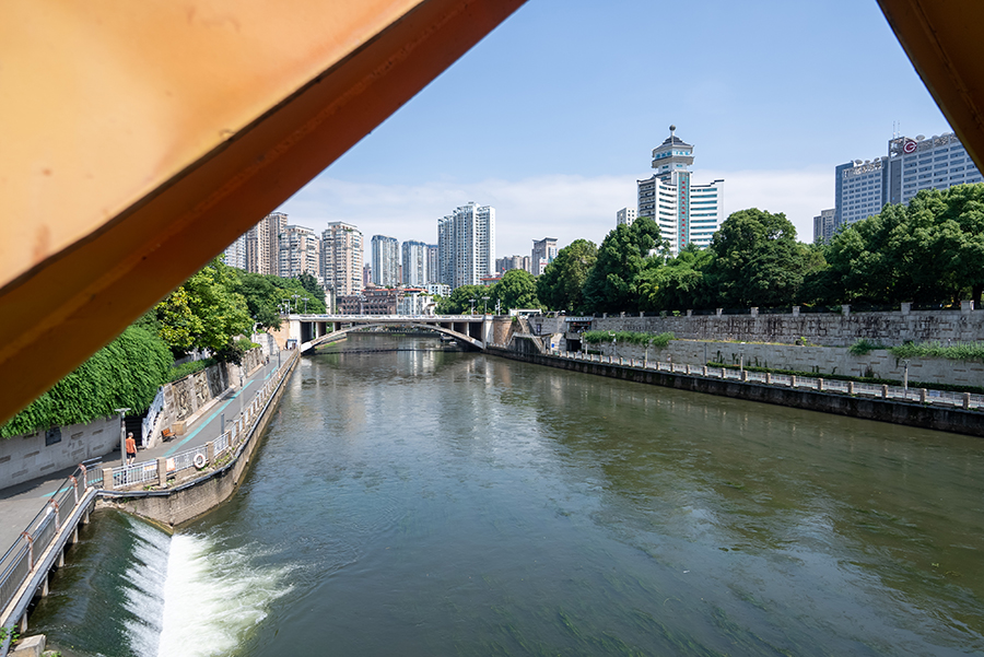 目前，贯城河已有3处区域完成“揭盖”，688米河道相继复涌，水质稳定达IV类及以上标准，母亲河荡起美丽涟漪。图为贯城河汨汨清流汇入南明河。涂敏 摄