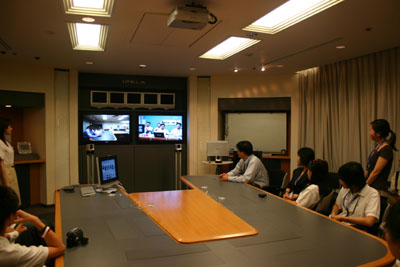 学生们在索尼的电视会议室里体验异地开会