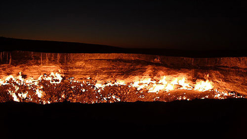 组图:神秘地下洞穴 地狱之门已燃烧35年
