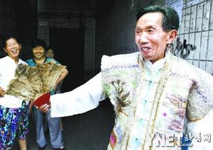 环保轶事:万片鱼鳞缝马甲 家中养鳄邻居反对--