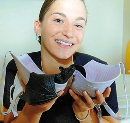 图:蝙蝠深藏少女<em>胸罩</em>内5小时 其浑然不知--环保