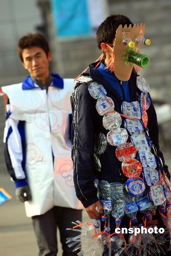 图:新疆大学生用废旧物品自制环保 服装