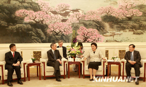 7月15日，国务委员刘延东在北京人民大会堂会见美国能源部长朱棣文（左二）和商务部长骆家辉（左一）一行。全国政协副主席、科技部部长万钢（右一）等陪同会见。新华社记者 庞兴雷 摄