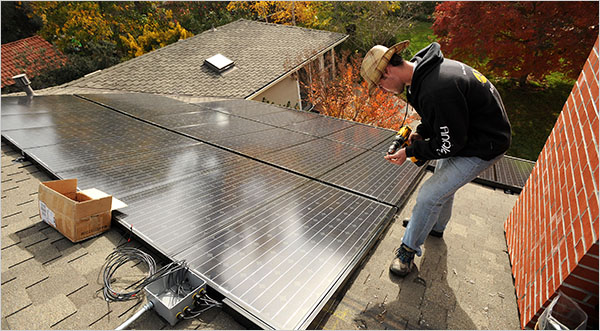 美国加州力推太阳能 家用发电设施十年增长百