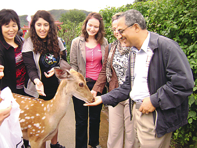 外国使节与小鹿亲密接触
