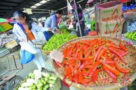 长沙市民在当地菜市场买辣椒。